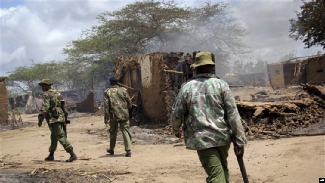Polisi Kenya melakukan patroli melewati rumah-rumah yang hangus terbakar di desa Nduru, pasca terjadinya bentrokan antara para petani dan penggembala ternak di Sungai Tana, Kenya bagian tenggara, September lalu (Foto: dok). Sedikitnya 28 orang tewas dalam bentrokan etnis yang kembali terjadi di wilayah ini, Jum'at (21/12). 