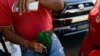 Un trabajador coloca gasolina a un vehículo en una estación de petrolera estatal de PDVSA en Caracas, Venezuela, el 3 de enero de 2020.