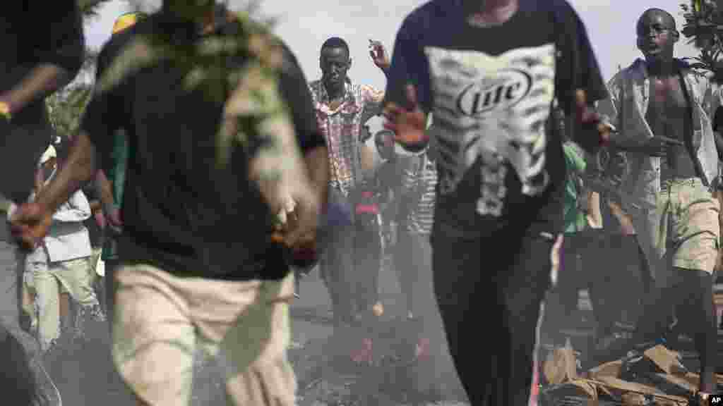 Des manifestants forcent une barricade dans le quartier de Musaga, à Bujumbura, Burundi, le lundi 4 mai 2015.