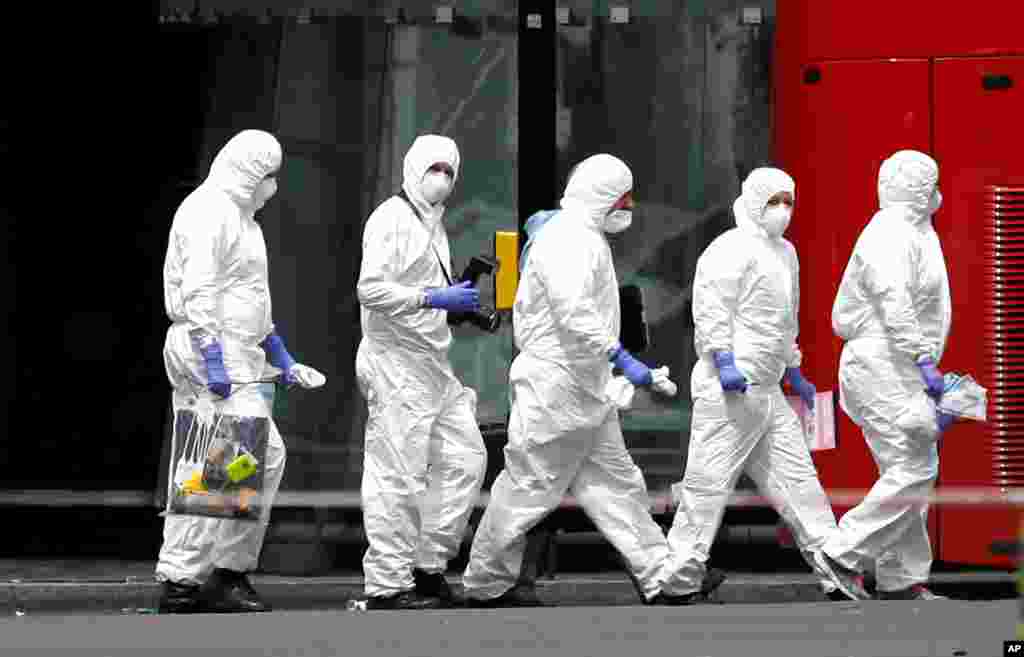 Police forensic investigators work outside Borough Market after an attack left 7 people dead and dozens injured in London, June 4, 2017. 