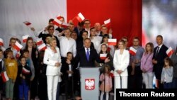 안제이 두다 폴란드 대통령이 지난 12일 재선 승리를 확인한 후 지지자들에게 감사 연설을 하고 있다. 