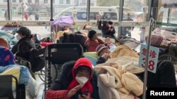 شنگھائی کے ایک اسپتال کے ایمرجنسی وارڈ میں کرونا وائرس میں مبتلا مریضوں کا ہجوم۔ 3 جنوری 2023