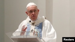 Paus Fransiskus dalam misa di Katedral Basilika Santa Maria la Antigua dalam peringatan Hari Pemuda Sedunia di Panama City, Panama, 26 Januari 2019.