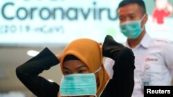 Seorang perempuan mengenakan masker pelindung di Stasiun Sudirman, Jakarta, 4 Februari 2020. (Foto: Ajeng Dinar Ulfiana/Reuters)