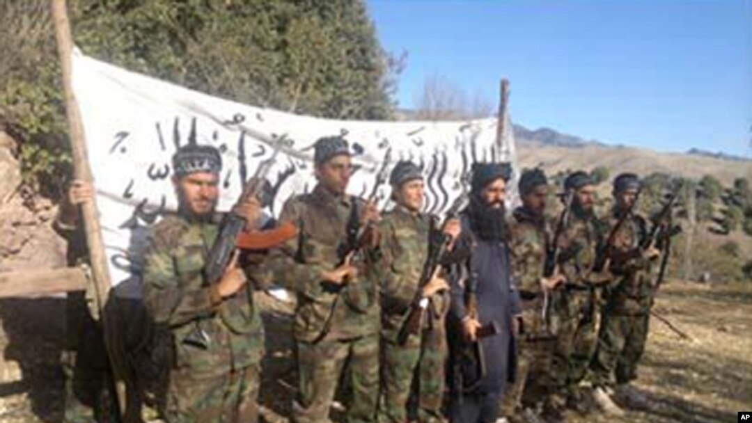 Foto yang dirilis oleh militan Taliban Pakistan ini, memperlihatkan para militan pelaku penembakan di sekolah di Peshawar yang menewaskan 149 orang (16/12/2014). 