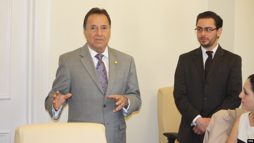 El embajador de Panamá, Mario Jaramillo considera que el TLC abre muchas puertas y que si los puertos del mundo no se alinean a las ventajas del nuevo Canal de Panamá quedarán fuera del juego. [Foto: Mitzi Macias, VOA].