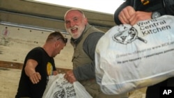 ورلڈ سینٹرل کچن کے بانی شیف ہوزے اندریس یوکرینی پناہ گزینوں کے لیے خوراک کی امداد کے ساتھ ۔ 15 نومبر2022