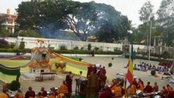 དགའ་ལྡན་ཁྲི་པའི་སྐུ་གདུང་ཞུགས་འབུལ་འཇིགས་བྱེད་ལྷ་བཅུ་གསུམ་གྱི་བདག་བསྐྱེད་ཀྱི་སྒོ་ནས་སྦྱིན་བསྲེགས་གནང་འདུག