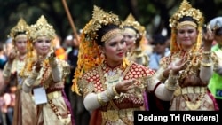 Para perempuan berpakaian adat dalam karnaval budaya peringatan HUT ke-64 RI ke 64 di Jakarta, 18 Agustus 2009. (Foto: REUTERS/Dadang Tri)