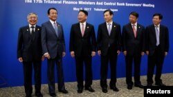  5月7日亚洲开发银行年度会议期间中日韩官员进行了三边会谈。中日韩官员会谈前合照。左起依次为：日本银行行长黑田东彦， 日本财政大臣麻生太郎，韩国财政部长柳一镐，韩国央行行长李柱烈， 财政部副部长史耀斌。 