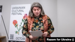 Маріанна Кіяновська каже, що відчуває ненависть до росіян, але не допускає мову ненависті у свої вірші. Бо поезія, за її словами, переходить в майбутнє, і "від мови ненависті дуже важко очиститися"