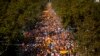 Manifestantes se congregan en una larga calle durante una protesta convocada por un grupo sindicalista de la sociedad civil catalana en Barcelona, España, el domingo 27 de octubre de 2019. Miles de españoles marcharon en el centro de Barcelona el domingo 