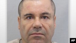 Joaquín "El Chapo" Guzmán, el narcotraficante más buscado del mundo, en la foto más reciente antes que huyera de la cárcel del Altiplano, proporcionada por autoridades mexicanas.