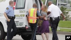 Una mujer es arrestado al negarse a salir del área donde intentaban cerrar una autopista en Berkeley, Missouri.