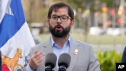 ARCHIVO - El presidente de Chile, Gabriel Boric, da una declaración a los medios luego de asistir a la Cumbre Sudamericana en el palacio de Itamaraty en Brasilia, Brasil, en mayo de 2023.