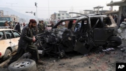  阿富汗首都喀布尔星期日发生致命爆炸袭击的现场。（2020年12月20日）