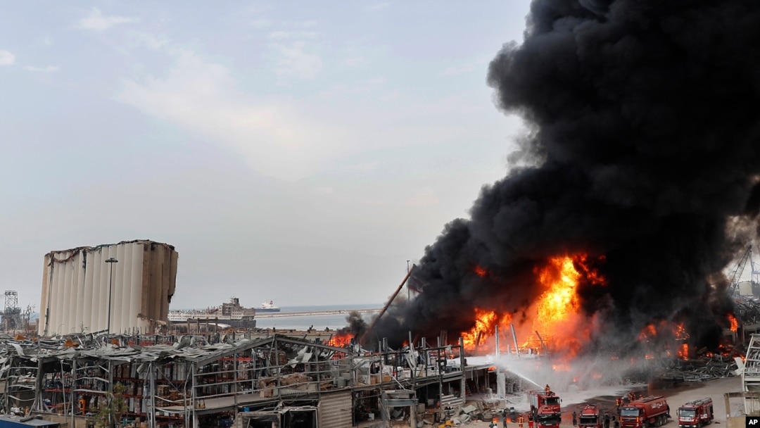 Petugas pemadam kebakaran bekerja untuk memadamkan api di gudang di pelabuhan di Beirut, Lebanon, 10 September 2020. (Foto: dok).