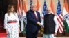 El primer ministro indio, Narandra Modi, (derecha) saluda al presidente de EE.UU., Donald Trump, y la primera dama Melania Trump en Nueva Delhi el martes, 25 de febrero de 2020.