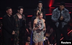 ARQUIVO - Taylor Swift recebe o prêmio de Vídeo do Ano por 