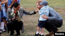 Pangeran Harry dan istrinya, Meghan, bersenda gurau dengan Luke Vincent, 5 tahun, setibanya di Bandara Dubbo, Australia, Rabu, 17 Oktober 2018