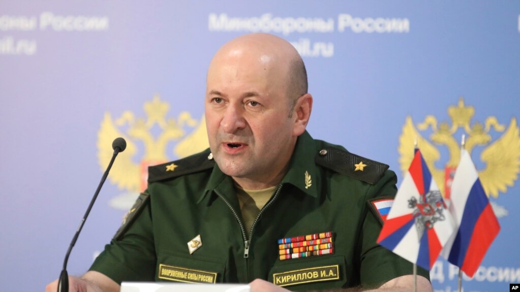 ARCHIVO - El teniente general Igor Kirillov, jefe de las Fuerzas de Defensa Nuclear, Biológica y Química de Rusia, durante una conferencia de prensa en el parque Patriótico de Kubinka, a las afueras de Moscú, Rusia, el 22 de junio de 2018. 