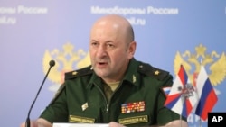 ARCHIVO - El teniente general Igor Kirillov, jefe de las Fuerzas de Defensa Nuclear, Biológica y Química de Rusia, durante una conferencia de prensa en el parque Patriótico de Kubinka, a las afueras de Moscú, Rusia, el 22 de junio de 2018. 