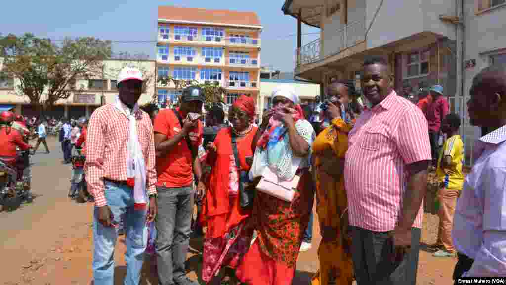 Wasu masu zanga zanga a garin Bukavu tare da kwali a fuskokinsu domin tsare kansu daga borkonon tsofuwa a garin Bugavu, ranar Litini 31 ga watan Yuli na shekarar 2017.