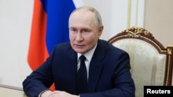 ប្រធានាធិបតី​រុស្ស៊ីលោក Vladimir Putin ធ្វើ​ជា​អធិបតី​ក្នុង​កិច្ច​ប្រជុំ​ជាមួយ​សមាជិក​នៃ​ក្រុម​ប្រឹក្សា​សន្តិសុខ​តាម​ខ្សែ​វីដេអូ​នៅ​វិមាន​ក្រឹមឡាំង ក្នុង​ក្រុង​មូស្គូ ប្រទេស​រុស្ស៊ី កាលពី​ថ្ងៃទី៧ ខែមីនា ឆ្នាំ២០២៥។