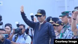 Menkopolhukam Mahfud MD saat melakukan kunjungan kerja ke Kabupaten Natuna, Kepulauan Riau, Rabu, 15 Januari 2020. (Foto: twitter @mohmahfudmd)