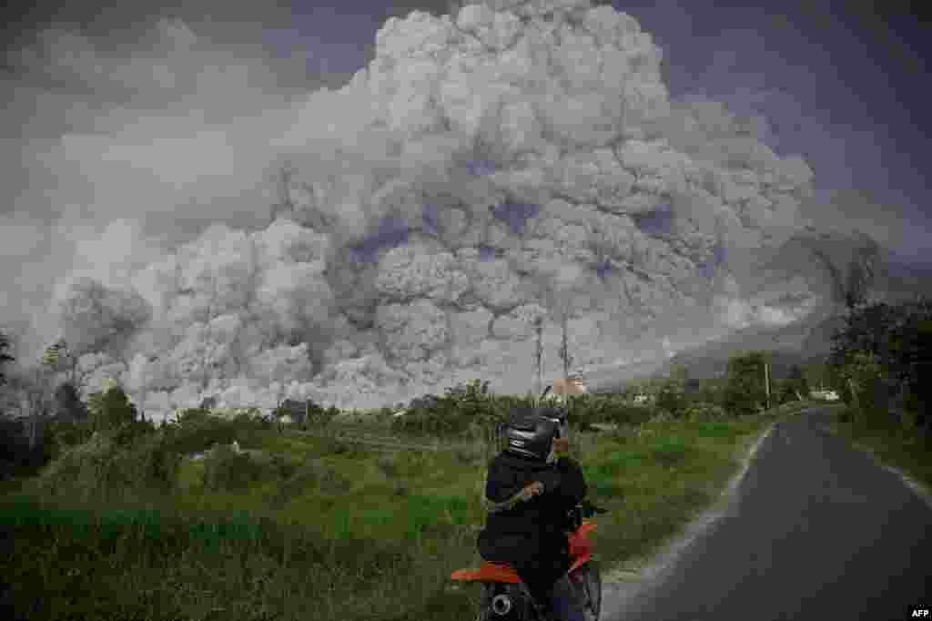&nbsp;عکس گرفتن مرد اندونزیایی از خاکسترهای برآمده ناشی از فوران کوه آتشفشان در اندونزی &nbsp;