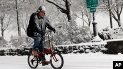 Un ciclista desafia la nieve y el frío en Nueva York.