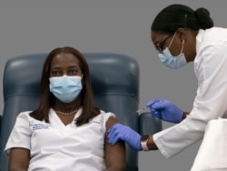 미 동부 뉴욕시의 '롱아일랜드 주이시 병원'의 샌드라 린지 간호사가 14일 미국에서 첫 번째로 코로나 백신을 맞고 있다.
