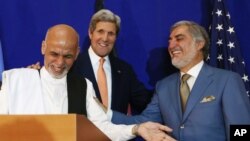 Dua capres Afghanistan Ashraf Ghani (kiri) dan Abdullah Abdullah didampingi oleh Menlu AS John Kerry (tengah) dalam konferensi pers bersama di Kabul, Afghanistan, Jumat (8/8).