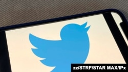 Twitter suspende 70.000 cuentas vinculadas a QAnon. Foto de archivo de STAR MAX de un logotipo de Twitter fotografiado desde un iPhone 12 Pro.