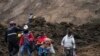 Residentes caminan en un área barrida por un deslizamiento de tierra en Alausí, Ecuador, el martes 28 de marzo de 2023, después de que una avalancha enterró decenas de casas y mató al menos a siete personas. 
