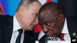 En tant que membre de la CPI, l'Afrique du Sud de Cyril Ramaphosa (à dr.) est théoriquement censée arrêter Vladimir Poutine s'il entrait sur son territoire.