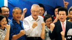 台灣前副總統吳敦義（中）及其支持者宣布當選國民黨主席（2017年5月20日）