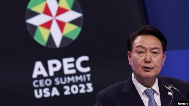 윤석열 한국 대통령이 15일 미국 샌프란시스코에서 진행된 아시아태평양경제협력체(APEC) 최고경영자(CEO) 회의에서 연설하고 있다.