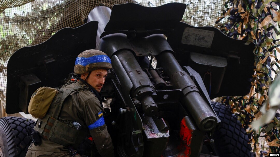 Украинские войска ведут бои в Харьковской области. 21 мая 2024г. (REUTERS/Valentyn Ogirenko).