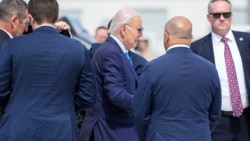 Presiden AS Joe Biden (tengah) keluar dari iring-iringan mobilnya dalam perjalanan menaiki Air Force One di Bandara Internasional Harry Reid di Las Vegas, Nevada, pada 17 Juli 2024, dalam perjalanan ke Delaware.