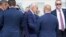 Presiden AS Joe Biden (tengah) keluar dari iring-iringan mobilnya dalam perjalanan menaiki Air Force One di Bandara Internasional Harry Reid di Las Vegas, Nevada, pada 17 Juli 2024, dalam perjalanan ke Delaware.