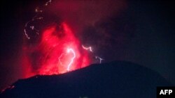 Petir menyambar bersamaan dengan semburan lava dari kawah Gunung Ibu di Halmahera Barat, Maluku Utara, Kamis, 6 Juni 2024. (Foto: Badan Geologi ESDM via AFP)