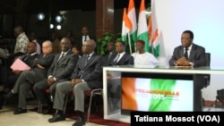 Youssouf Bakayoko, président de la Commission Electorale Indépendante de la Côte d'Ivoire proclame les résultats provisoires de l'élection présidentielle, Abidjan. (VOA/Tatiana Mossot)