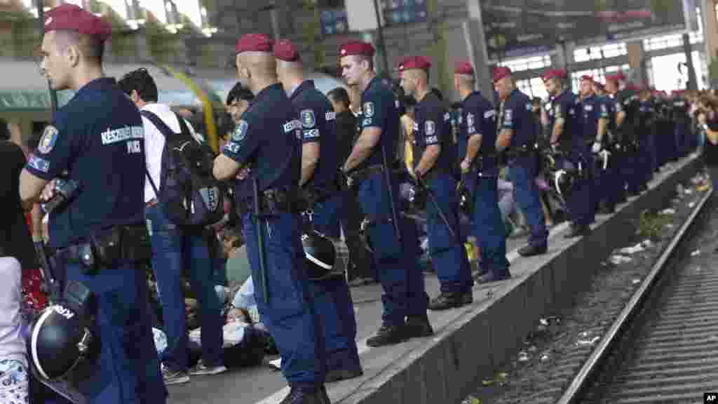 Dan Sanda na jira a tashar jirgin kasan Keleti da ke Budapest, yanzu ana barin &#39;yan Ci Rani su shiga tashar amma a yanzu jiragen da ke jigila kai tsaye daga Budapest zuwa&nbsp; kudancin turai zuwa sun daina aiki har sai wani lokaci. Satumba 3, 2015. &nbsp;