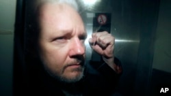 En esta imagen de archivo, el fundador de WikiLeaks, Julian Assange, en un traslado desde una corte en la que compareció por violar las condiciones de su libertad condicional hace siete años, en Londres, el 1 de mayo de 2019