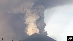 Pemandangan Gunung Agung di Karangasem, Bali, Senin, 27 November 2017. Gunung berapi ini meletus untuk kedua kalinya dalam seminggu pada hari Sabtu (25/11). Meskipun pihak berwenang mengatakan pulau ini tetap aman, namun abu vulkaniknya mengganggu penerbangan internasional. 