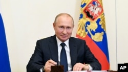 블라디미르 푸틴 러시아 대통령이 1일 모스크바 외곽 노보 오가르요보 집무실에서 화상회의를 주재하고 있다.