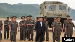 2026년 6월 25일 북한에서 김정은 북한 국무위원장이 성능 개량형 240mm 24연장 방사포(다연장 로켓 발사기), 전술탄도미사일, 그리고 155mm 자주포 등이 동원된 주요 무기 시험을 참관하고 있다.