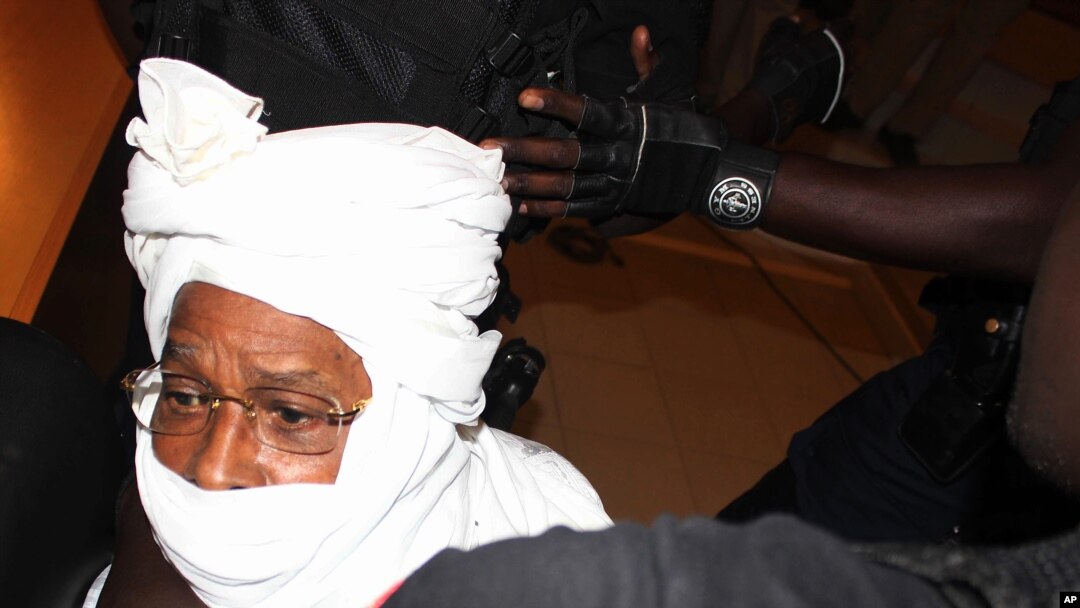 Petugas keamanan menjaga mantan diktator Chad Hissene Habre di dalam pengadilan, di Dakar, Senegal, 20 Juli 2015. 