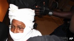 Petugas keamanan menjaga mantan diktator Chad Hissene Habre di dalam pengadilan, di Dakar, Senegal, 20 Juli 2015. 